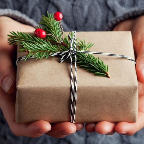 Christmas bonuses for your caregivers: how much to give and why